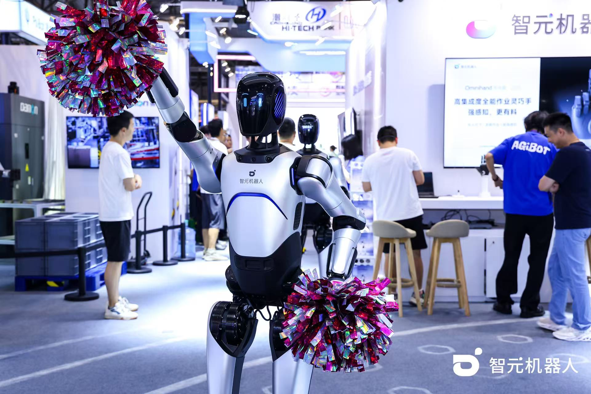 im電競機器人 WAIC 首日展臺火爆，機器人家族集體打工忙不停